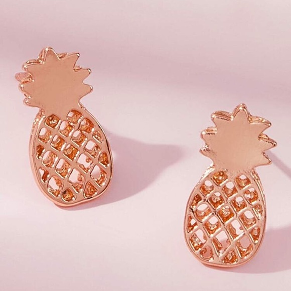 Jewelry - ❤️gorgeous carved pineapple stud earrings
